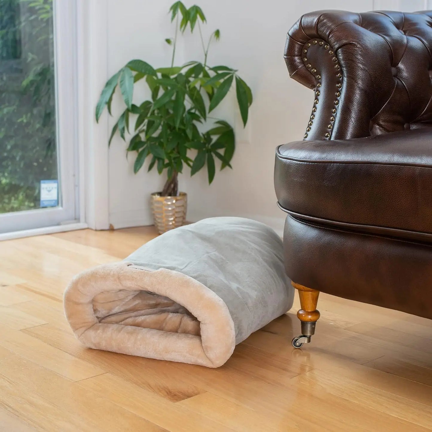 PurrSnug™ – Semi-Enclosed Winter Cat Sleeping Bag